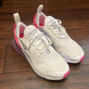 I am selling a pair of pink and white nike airmax.